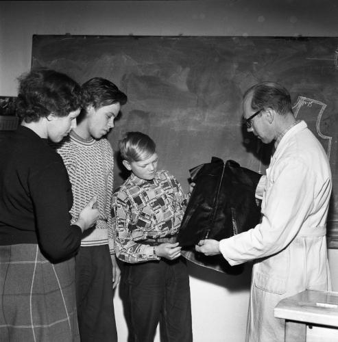 1957 april Yrkesskolan i skinnsömnad_03